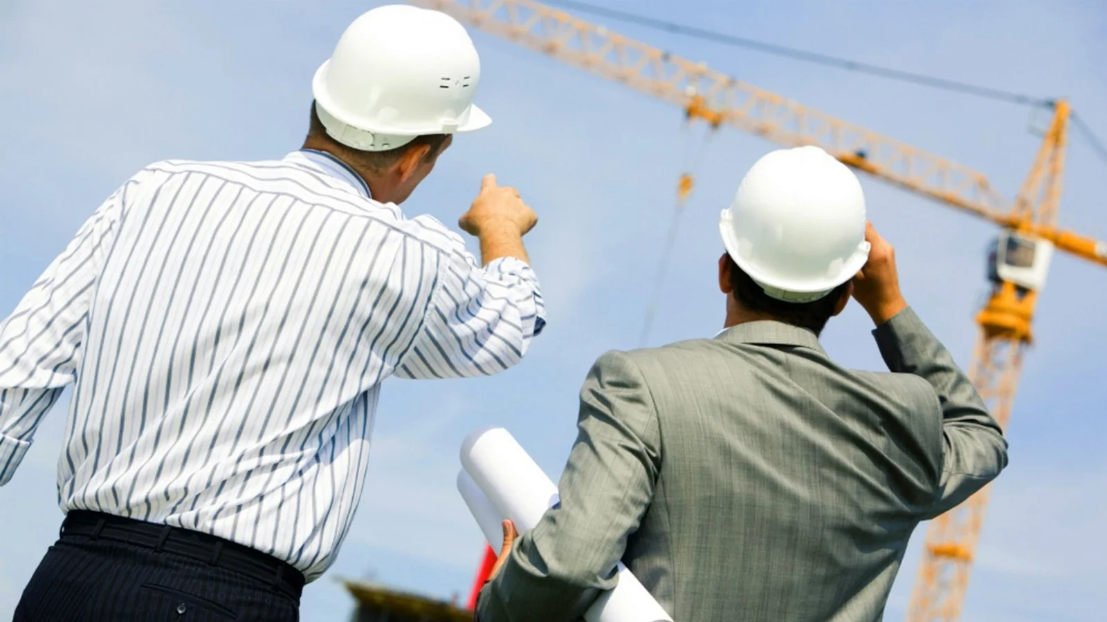 Profesionales Ingeniero Civil y Arquitecto corroborando obra.